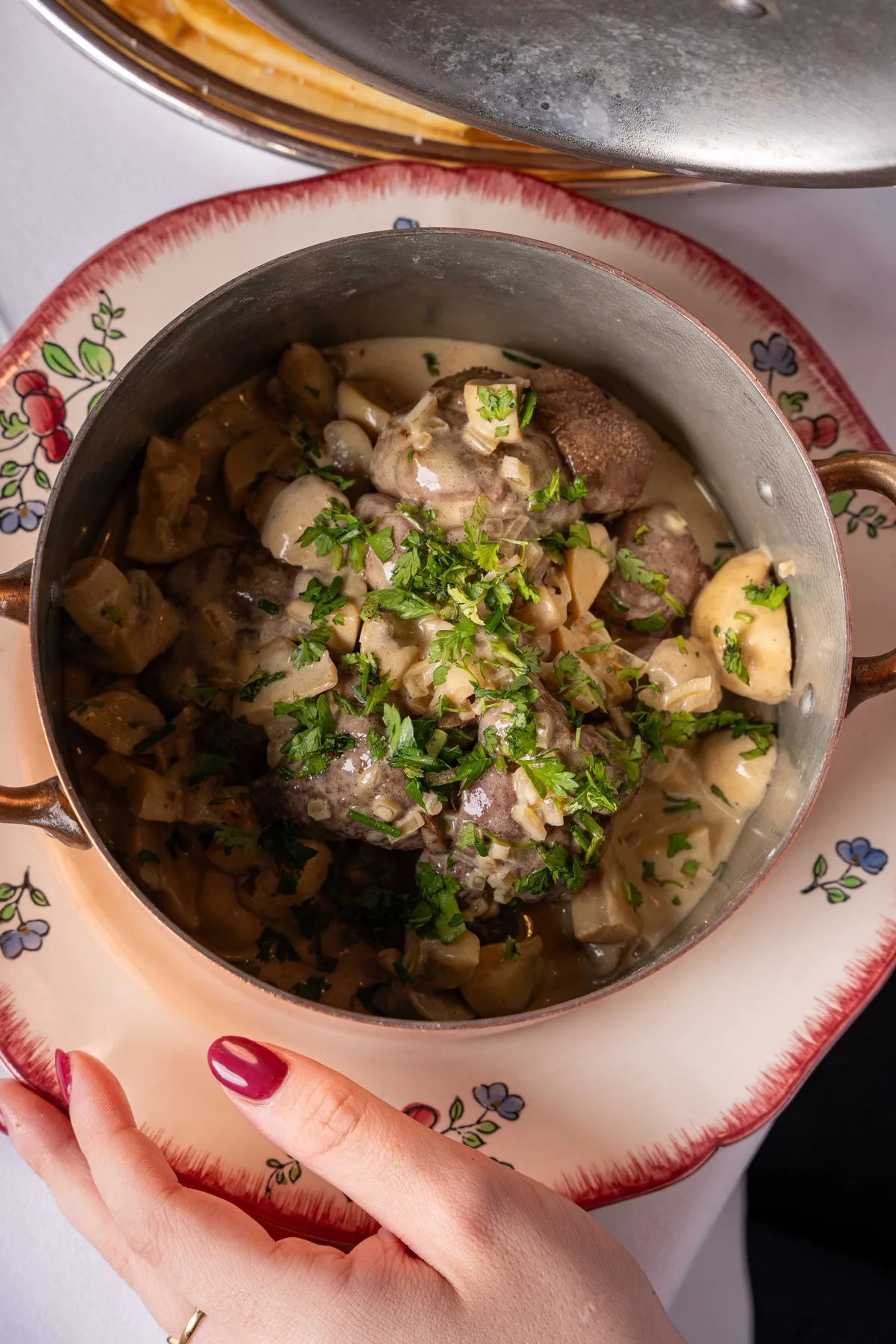 Rognon de veau à la normande dans sa cocotte de cuivre
